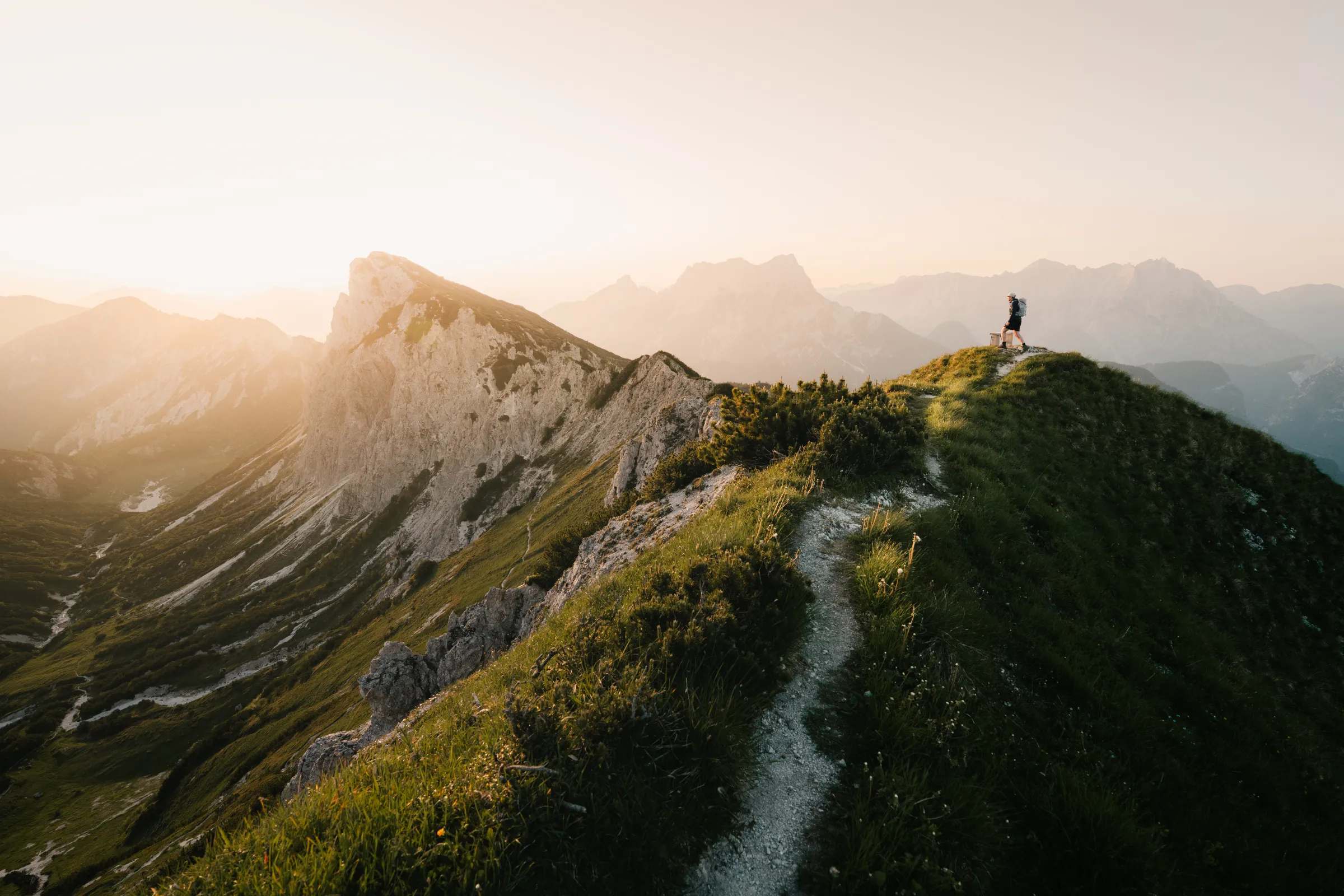 Ridge path above the Gesäuse at sunrise
